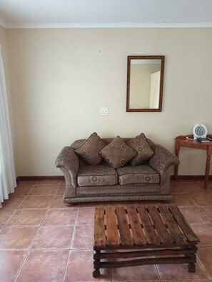 Quarto standard, 1 cama King, banheira | Área de estar | Smart TV 32 cm com canais via satélite