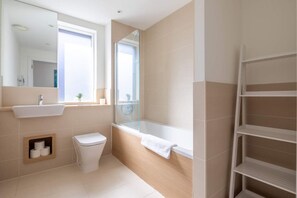Hair dryer - Spacious 4-Bedroom Home | Ideal for Families & Cor (Cambridge)