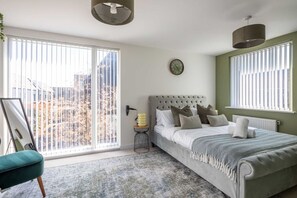 4 bedrooms, desk, iron/ironing board, travel crib