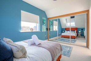 4 habitaciones, escritorio y tabla de planchar con plancha 