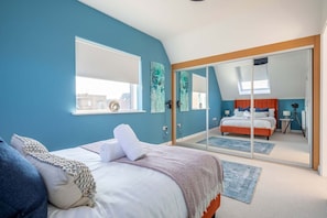 4 habitaciones, escritorio y tabla de planchar con plancha