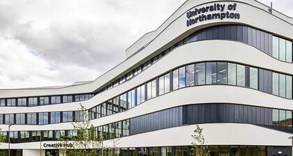 Charming Detached Bungalow • Driveway Parking • Garden • Wifi • Smart TV