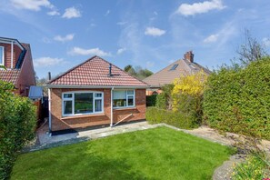 Exterior - Charming Detached Bungalow  • Driveway Parking • Garden • Wifi • Smart TV (Northampton)