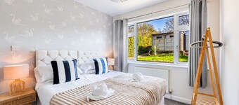 Charming Detached Bungalow  • Driveway Parking • Garden • Wifi • Smart TV