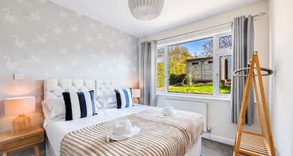 Charming Detached Bungalow âą Driveway Parking âą Garden âą Wifi âą Smart TV