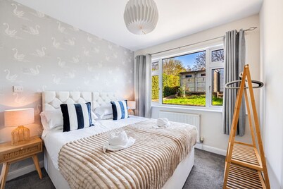 Charming Detached Bungalow  • Driveway Parking • Garden • Wifi • Smart TV