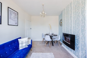 Smart TV - Charming Detached Bungalow  • Driveway Parking • Garden • Wifi • Smart TV (Northampton)