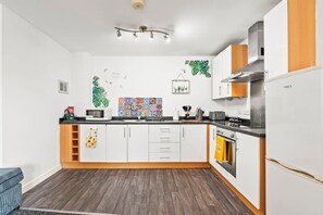 Geladeira, micro-ondas, fogão, cooktop