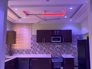 Fridge, microwave, oven, stovetop - DJ Villa Your Premium Stay-TF32 (Tema Community 25, Accra-Dawhenya)