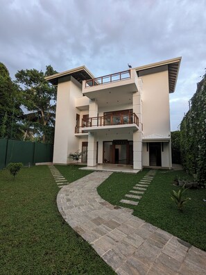 Exterior - Losu Polhena  (Matara)