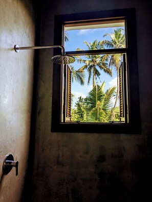 Doppelzimmer, Poolblick | Badezimmer | Dusche, Handtücher, Seife, Toilettenpapier