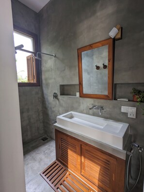 Familien-Vierbettzimmer, Gartenblick | Badezimmer | Dusche, Handtücher, Seife, Toilettenpapier