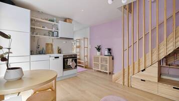 Kylskåp, mikrovågsugn, kaffe- och tebryggare och grytor/köksredskap