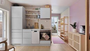 Kylskåp, mikrovågsugn, kaffe- och tebryggare och grytor/köksredskap