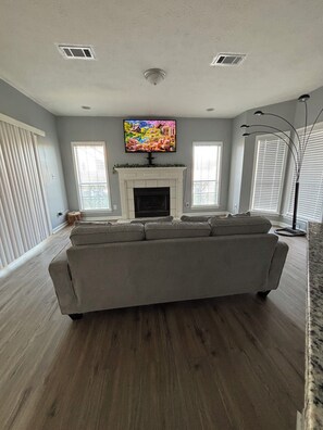 Smart TV, fireplace - Charming 3 bedroom 2 bath Home Oasis - Pool View, AC, and WiFi (Montgomery)