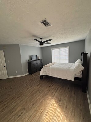 3 bedrooms, iron/ironing board, WiFi, bed sheets - Charming 3 bedroom 2 bath Home Oasis - Pool View, AC, and WiFi (Montgomery)