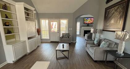 Charming 3 bedroom 2 bath Home Oasis - Pool View, AC, and WiFi