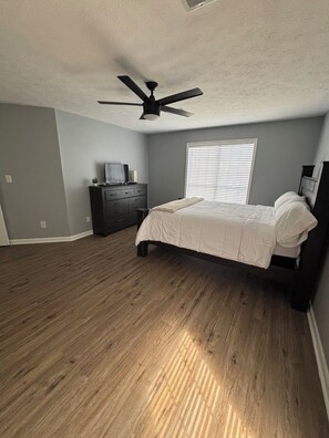 3 bedrooms, iron/ironing board, WiFi, bed sheets - Charming 3 bedroom 2 bath Home Oasis - Pool View, AC, and WiFi (Montgomery)
