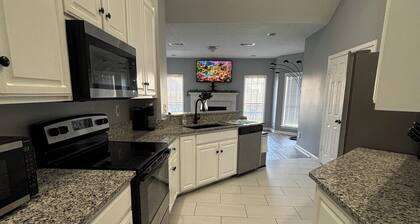 Charming 3 bedroom 2 bath Home Oasis - Pool View, AC, and WiFi