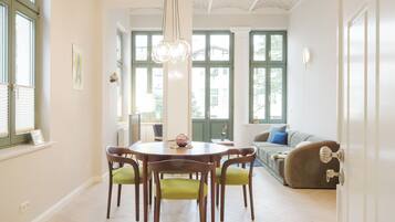 Apartament, pati | Zona de menjador de l'habitació