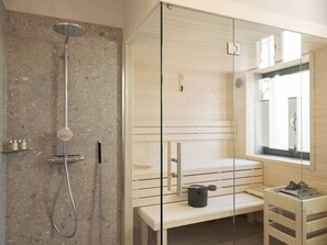 Deluxe appartement | Badkamer | Een douche, een regendouche, een haardroger, handdoeken
