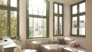 Una sala de estar moderna con un sofá, una mesa de centro y una mesita auxiliar.