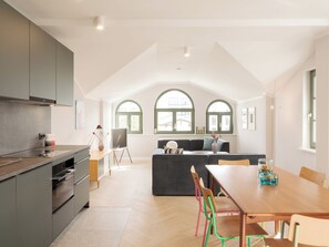 Apartment mit 1 Schlafzimmer und Meerblick - Nr. 5 | Wohnbereich | 40-Zoll-Flachbildfernseher mit Kabelempfang