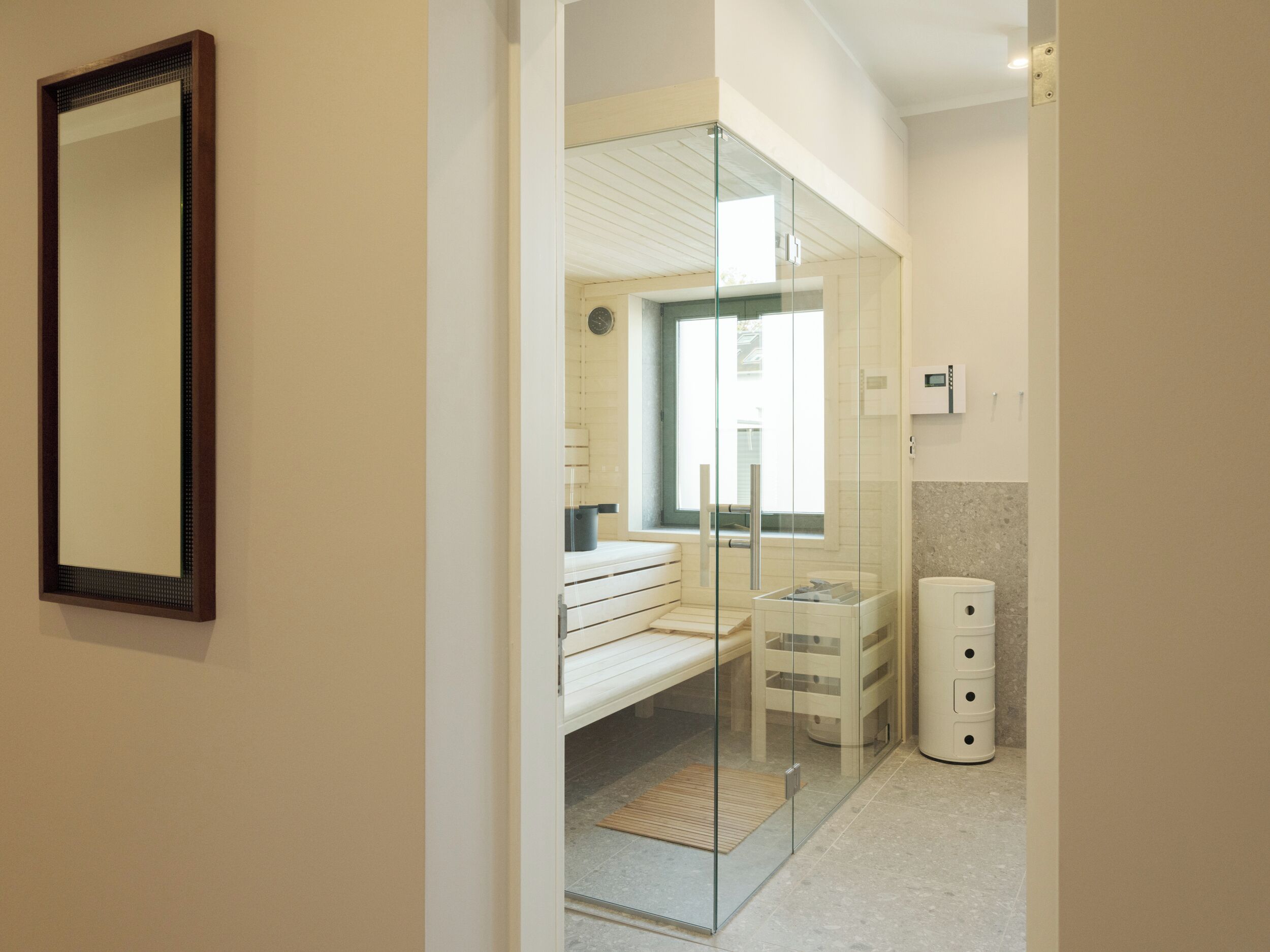 Ein modernes Badezimmer mit Duschkabine, Toilette und Waschbecken.