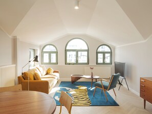 Vardagsrum | 40-tums platt-tv med kabelkanaler