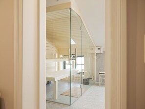 Deluxe apartment with 2 bedrooms, sauna, and balcony - No. 6 | Bathroom | Shower, rainfall showerhead, hair dryer, towels - OSTKÜSTE Villa Steigel Design Apartments (Heringsdorf)