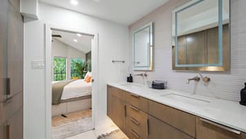 6 makuuhuonetta, työpöytä, vauvan matkasänky, ilmainen Wi-Fi