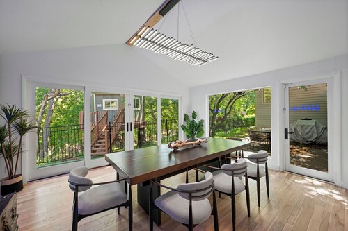 Garland Treehouse Villa: Patio Feasts & Creekside