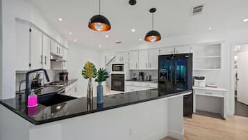 Geladeira, micro-ondas, fogão, cooktop