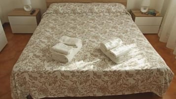 2 Schlafzimmer, Schreibtisch, Bügeleisen/Bügelbrett, Reisekinderbett