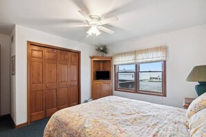 8 bedrooms, WiFi, bed sheets