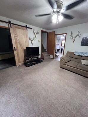 Una Smart TV, videojuegos, un reproductor estéreo