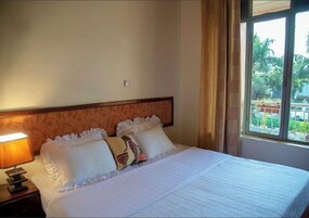 Escritorio y espacio para trabajar con laptop 