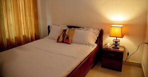 Enkeltrom, balkong, byutsikt | Skrivebord, skrivebord for bærbar PC, lydisolert og wi-fi (inkludert)