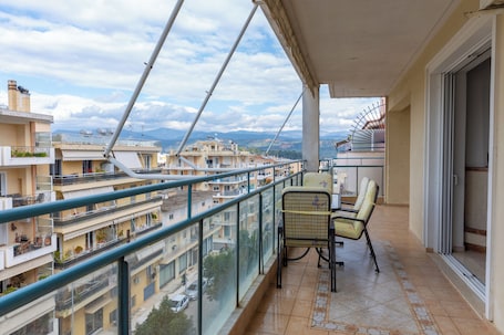 施設の敷地. Spartan 5th floor Apartment
