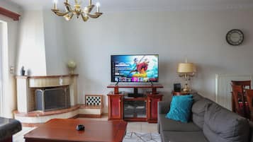 Smart TV, fireplace