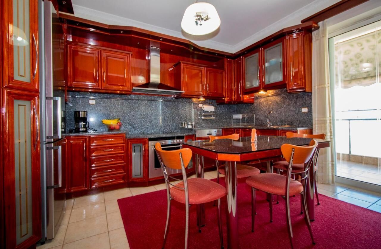 Refrigerador, horno, lavavajillas y cafetera y tetera 