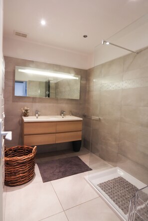 Shower, hair dryer, towels, toilet paper