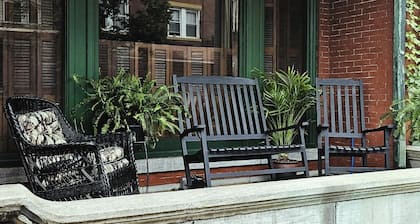 Historic Charm / 2BR / Kitchen / Free Parking