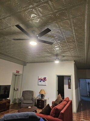 Smart TV - Historic Charm / 2BR / Kitchen / Free Parking (Shamokin)