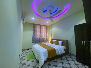 3 bedrooms, iron/ironing board, WiFi, bed sheets