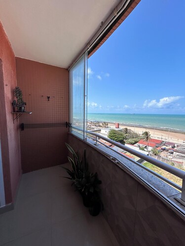 Beachfront flat with views of Praia do Meio
