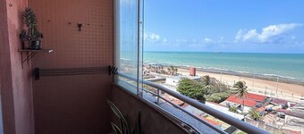 Beachfront flat with views of Praia do Meio
