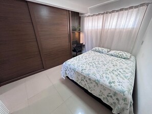 2 عدّة غرف نوم ومكواة/لوح كي وواي فاي وملاءات أسرّة