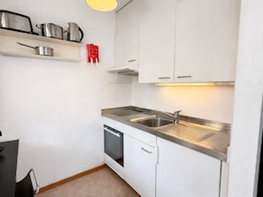 Wasserkocher mit Kaffee-/Teezubehör, Kühlschrank, Mikrowelle, Ofen