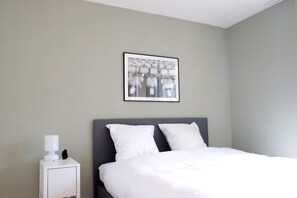 مكتب ومكواة/لوح كي وواي فاي وملاءات أسرّة